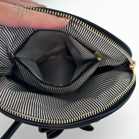 NEW Black faux leather bow crossbody shoulder bag gold hardware Adjustable strap - Picture 12 of 12